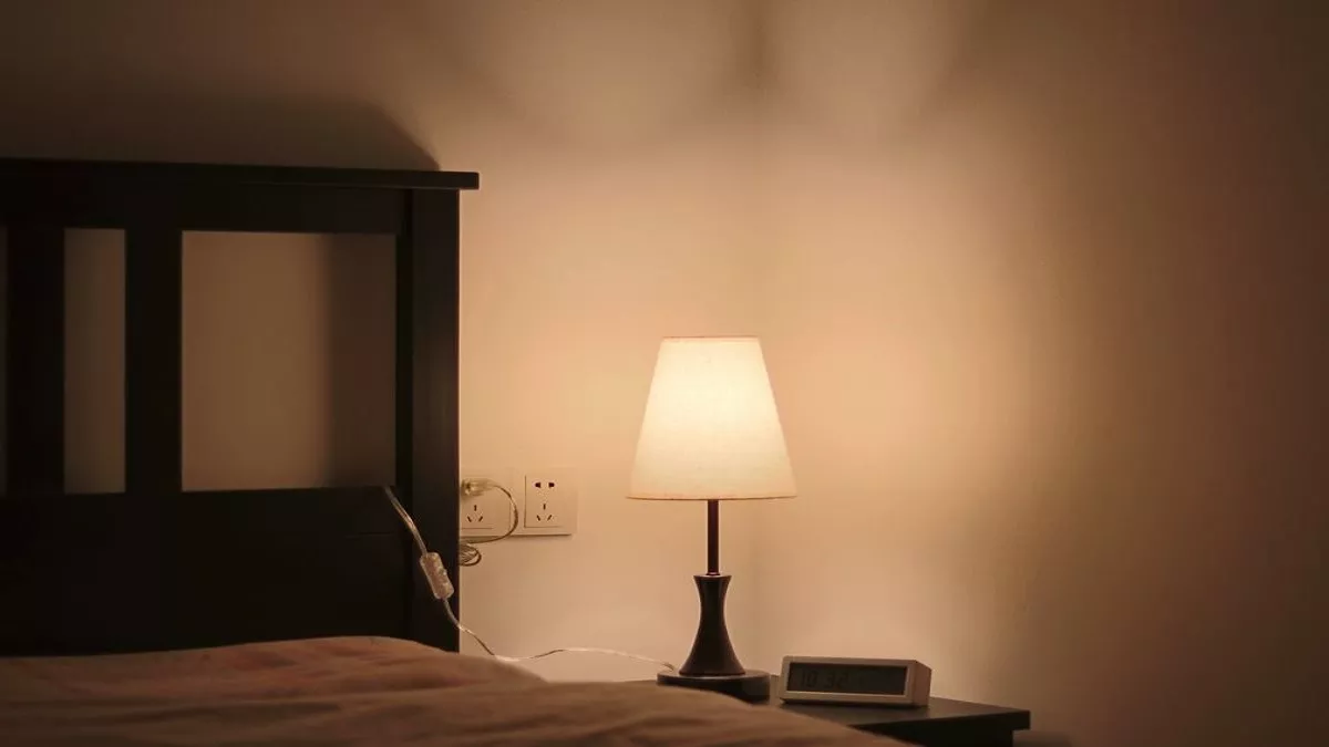 कमरे का बढ़ाना है निखार? तो इन Night Lamps For Bedroom को आज ही ले आएं घर