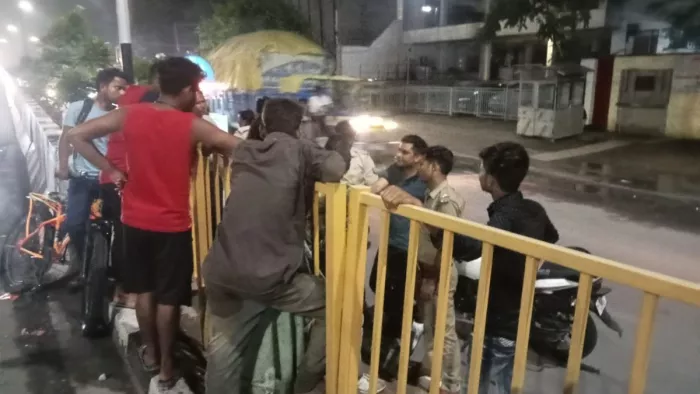 आगरा में दिल्ली हाईवे पर हंगामा करती युवती को किनारे करते लोग।
