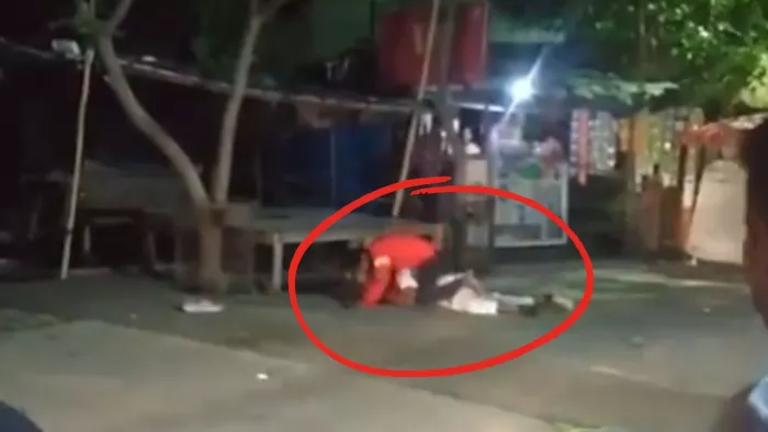 युवक का गला काटने का प्रयास करता शख्स (वीडियोग्राब)