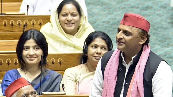 सदन में अखिलेश के तंज पर मुस्कुरातीं डिंपल यादव। फोटो सोर्स- सोशल मीडिया