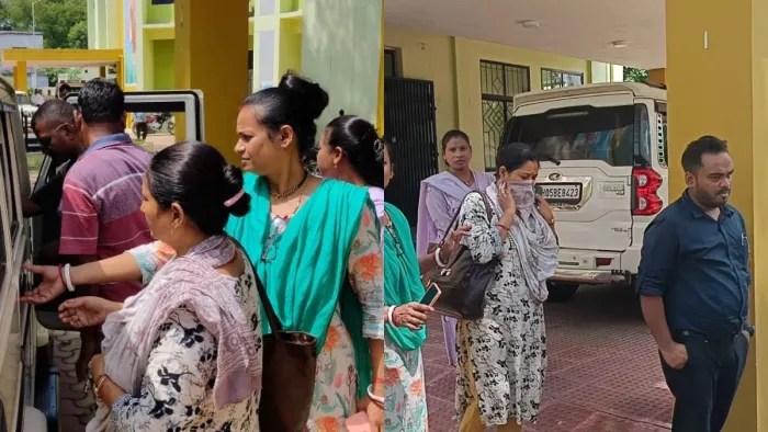 महिला लिपिक को गाड़ी में बैठती एसीबी की टीम। फोटो- जागरण