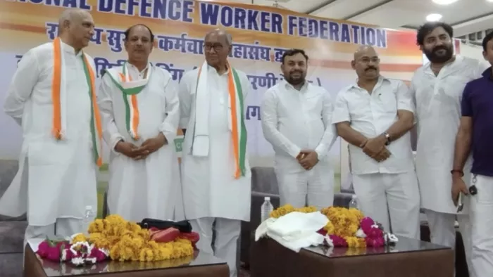 राष्ट्रीय सुरक्षा कर्मचारी महासंघ की बैठक में शामिल होने आए मध्य प्रदेश के पूर्व मुख्यमंत्री दिग्विजय सिंह। सौ.संगठन
