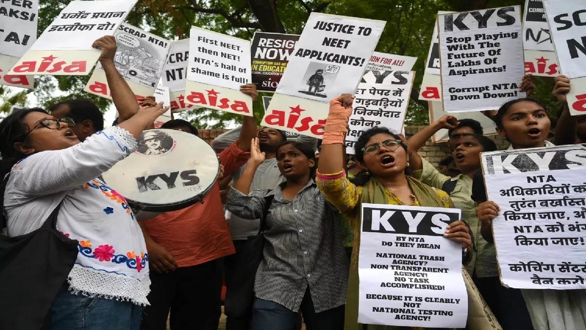 NEET-UG Paper Leak: जंतर-मंतर पर छात्रों का अनिश्चिकालीन धरना जारी, इस मांग पर अड़े; कल हिरासत में लिए गए थे कई छात्र