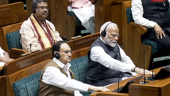 राष्ट्रपति द्रौपदी मुर्मू के संसद के दोनों सदनों को संयुक्त संबोधन के दौरान पीएम मोदी और जेपी नड्डा। फोटोः एएनआई