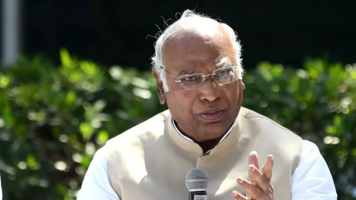 देश का हर दूसरा युवा बेरोजगार- खरगे (फाइल फोटो)