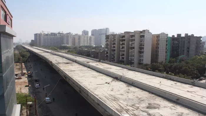 नोएडा में भंगेल एलिवेटेड रोड की चौड़ाई आधा मीटर कम की जाएगी। (जागरण फोटो)