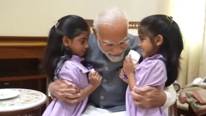 पीएम मोदी ने बुधवार को दो बच्चियों से मुलाकात की।(फोटो सोर्स: एएनआई)