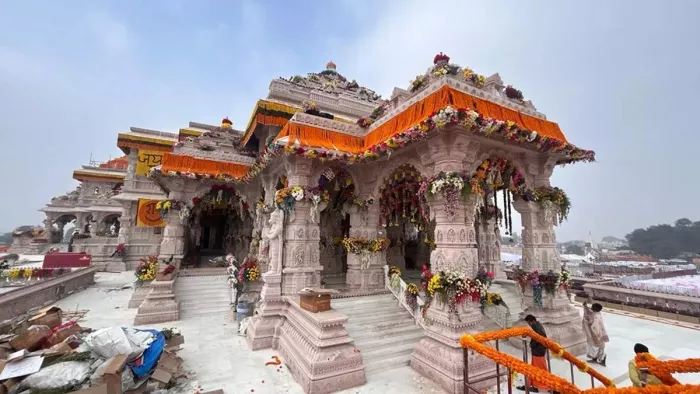 राम मंदिर के गर्भगृह में मौजूद रामलला की मूर्ति