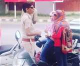 स्कूटी सवार युवती को समझाती अनीता कुंडू। फोटो अनीता कुंडू के ट्विटर अकाउंट से
