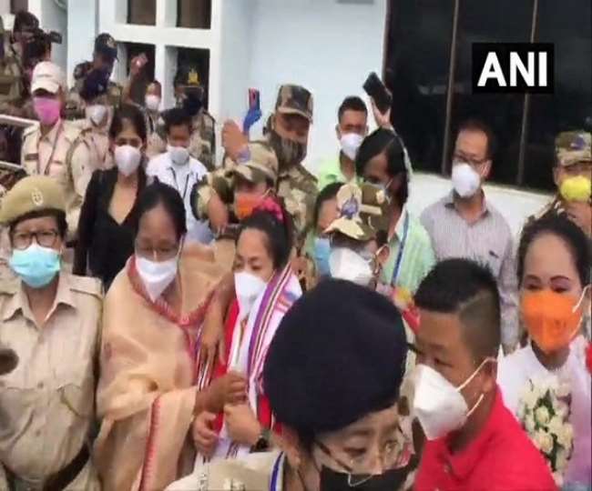 tokyo olympics mirabai chanu breaks down on meeting mother grand welcome at imphal airport