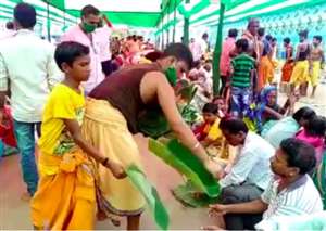 बीजद विधायक के पिता के प्रथम श्राद्धवार्षिकी भोज में भोजन करते लोग।