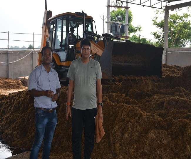 जैविक मिश्रण तैयार करवाने में जुटे मशरूम उत्पादक शशिभूषण तिवारी (दाएं)। जागरण