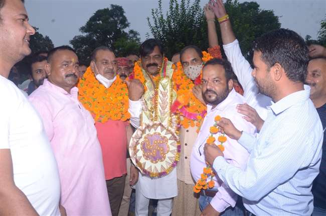 फतेहपुर व रैहन में फूल मालाओं व ढोल नगाड़ो के साथ भाजपा कार्यकर्ताओं ने ओपी चौधरी का स्‍वागत किया।