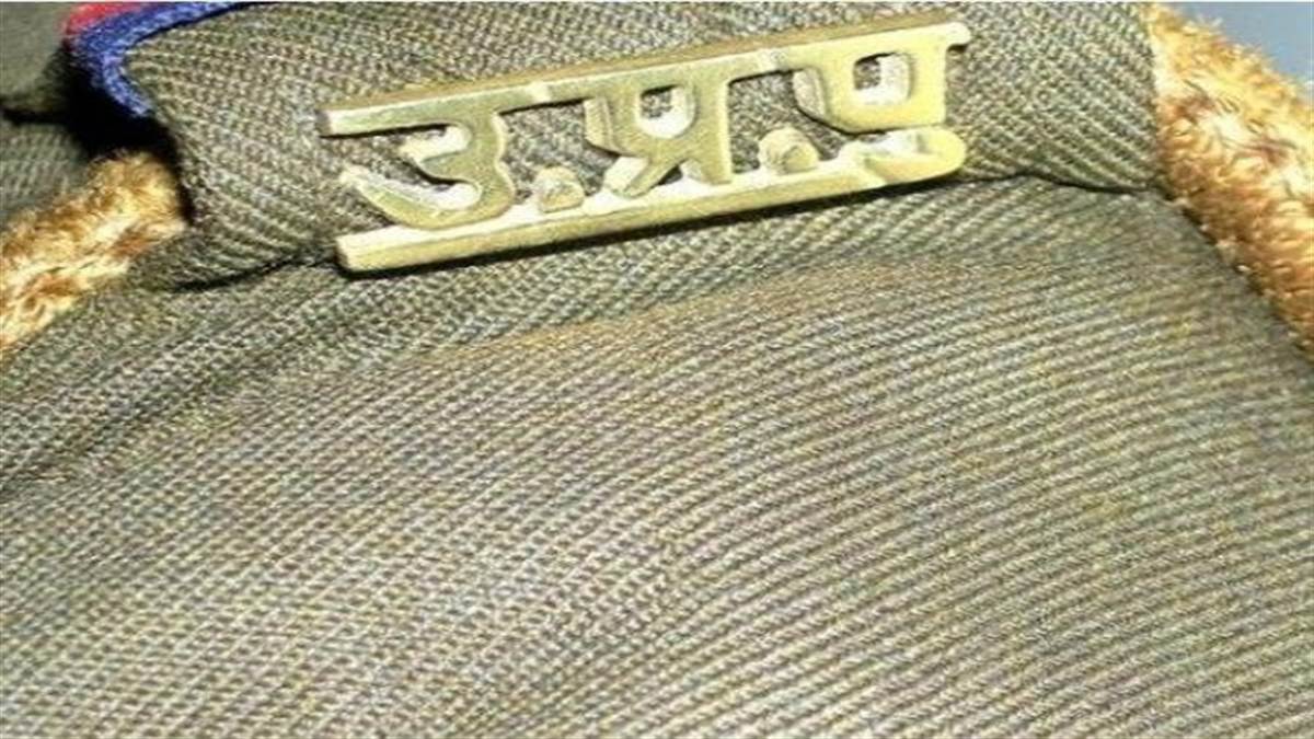 Aligarh News महिला सिपाही का पहले फोटोे खींचा,पूंछने पर हाथ पकड़कर की