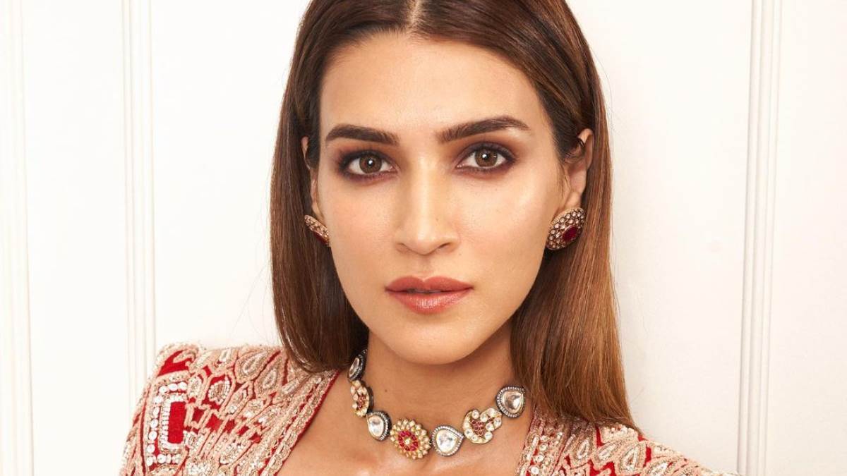 kriti sanon birthday special mimi actress turn 32 know the unknown facts about actress life and fees for per film