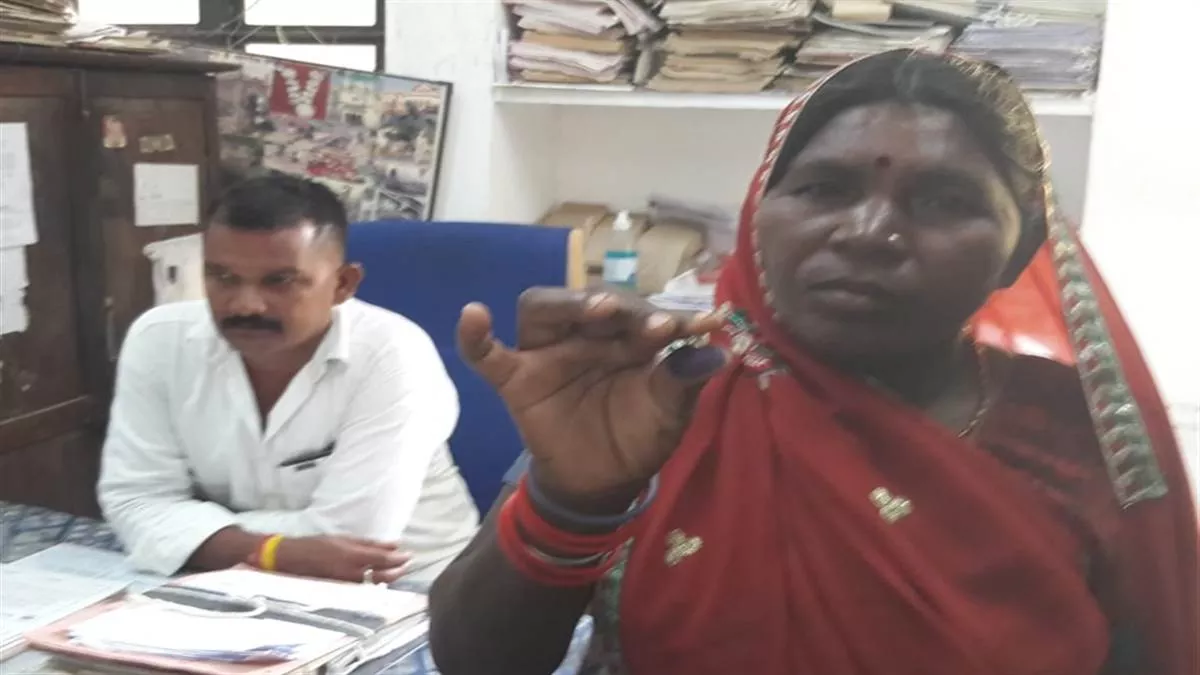 Madhya Pradesh: पन्ना में जंगल में लकड़ी बीनने गई महिला को मिला 15 लाख रुपये का हीरा