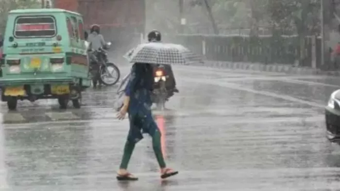 UP Weather News: गुरुवार से लखनऊ समेत करीब 50 जिलों में झमाझम बारिश के संकेत मिल रहे हैं।