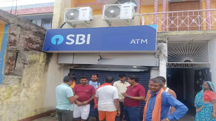 बरही थाना अंतर्गत बरसोत चौक के पास चोर एटीएम उखाड़कर ले गए।