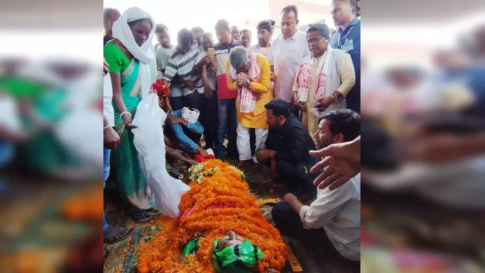 माकपा नेता सुभाष मुंडा को श्रद्धांजलि देने पहुंचे बाबूलाल मरांडी, गोलियों से भूनकर हुई थी हत्या