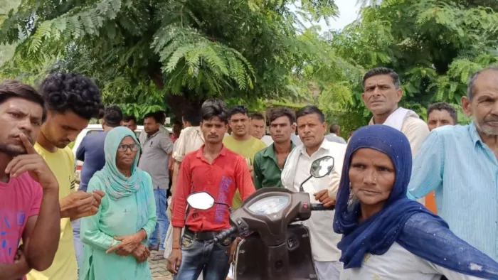 आम के बाग में पड़ा मिला युवक का शव