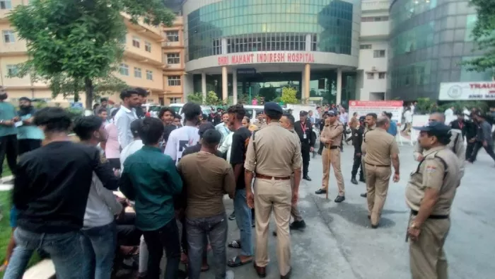 कुछ युवकों ने एसजीआरआर कॉलेज में बीकॉम के छात्र को बुरी तरह पीटा
