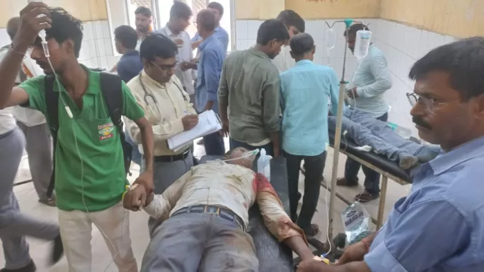 बलिया में ट्रक और पिकअप से टक्कर से घायल बच्चे। जागरण