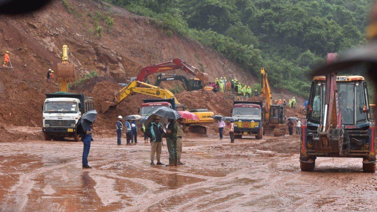 landslide in karnataka shirdi ghat hundreds of vehicles stranded on national highway administration issued advice