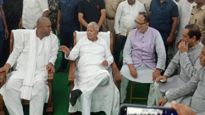 Mukesh Sahani : दरभंगा पहुंचे राजद प्रमुख लालू प्रसाद यादव, पूर्व मंत्री मुकेश  सहनी से की मुलाकात - RJD chief Lalu Yadav reached Darbhanga and met Mukesh  Sahani
