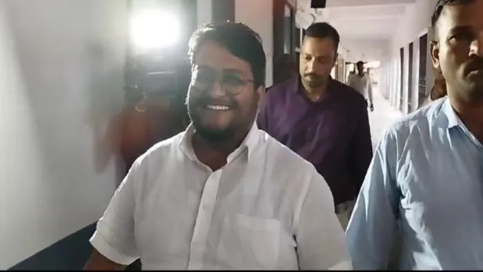 पीएमएलए कोर्ट में पेश किया गया जमीन माफिया कमलेश। फोटो- जागरण