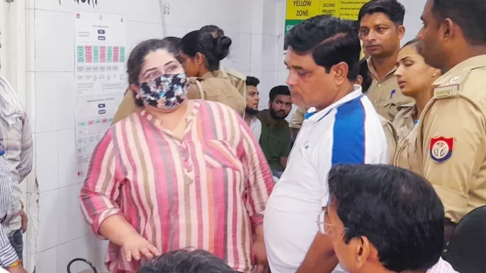 लैक्मी एकेडमी की संचालक रक्षंदा खान और शाहबाज को गिरफ्तार करके जिला अस्पताल में मेडिकल कराने पहुंची पुलिस। जागरण
