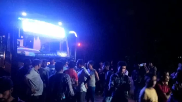 व्यापारी से चांदी लूट के बाद बस के सामने जमा लोगों की भीड़। फोटो- जागरण