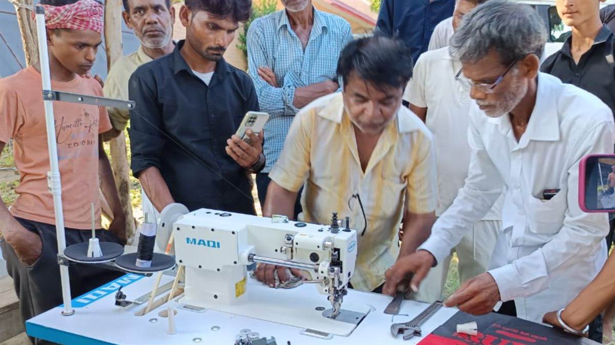 राहुल गांधी ने किया वादा पूरा, मोची रामचेत को भेजी सिलाई मशीन- बदले में जूते सिलने वाले ने भी दिल्ली भेजे कुछ तोहफे - Rahul Gandhi fulfilled his promise sent a ...