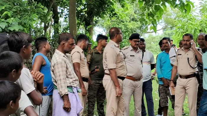 घटनास्थल पर मौजूद पुलिस अधिकारी और स्थानीय लोग।