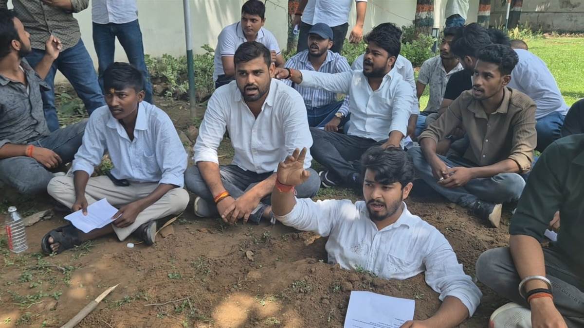 gorakhpur university news student leaders protest for student union restoration