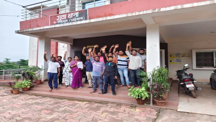 थाना पहुंच आक्रोशित लोगों ने शिकायत कराई दर्ज। (फोटो जागरण)