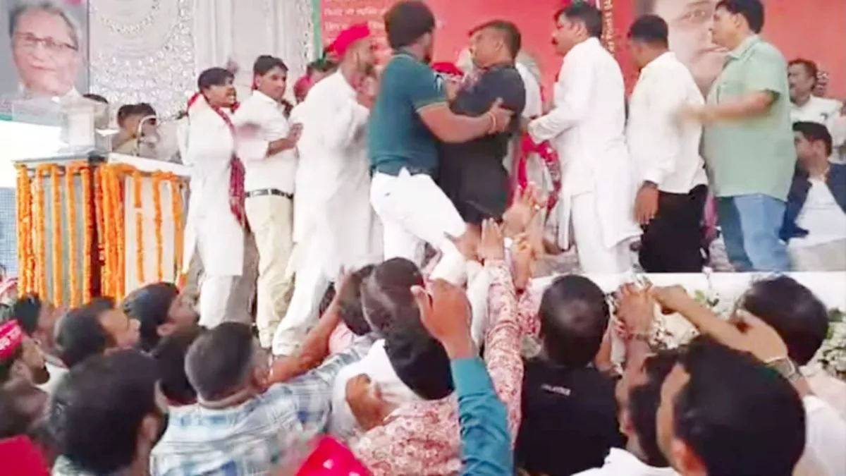 कुर्सी के लिए सपा में घमासान, हाथापाई और हंगामा... राष्ट्रीय महासचिव के सामने मंच पर भिड़े सपाई
