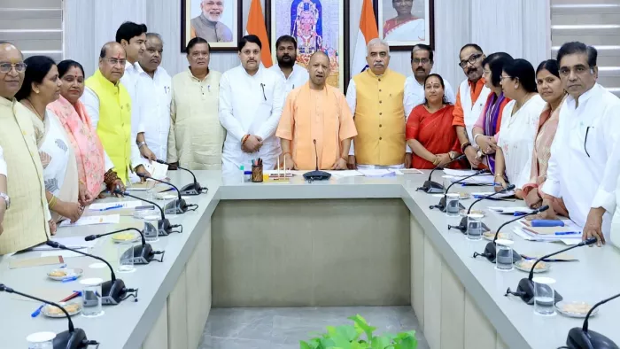 मुख्यमंत्री की कानपुर मंडल के जनप्रतिनिधियों के साथ विशेष संवाद बैठक