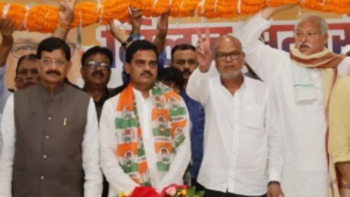 पूर्णिया के सामाजिक कार्यकर्ता ने प्रदेश कांग्रेस अध्यक्ष राजेश राम के हाथों ली कांग्रेस की सदस्यता। (जागरण)