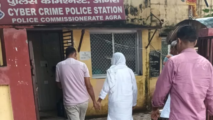 मतांतरण गिरोह के मुख्य आरोपित अब्दुल रहमान को पूछताछ के लिए साइबर क्राइम थाने लेकर जाती पुलिस जागरण