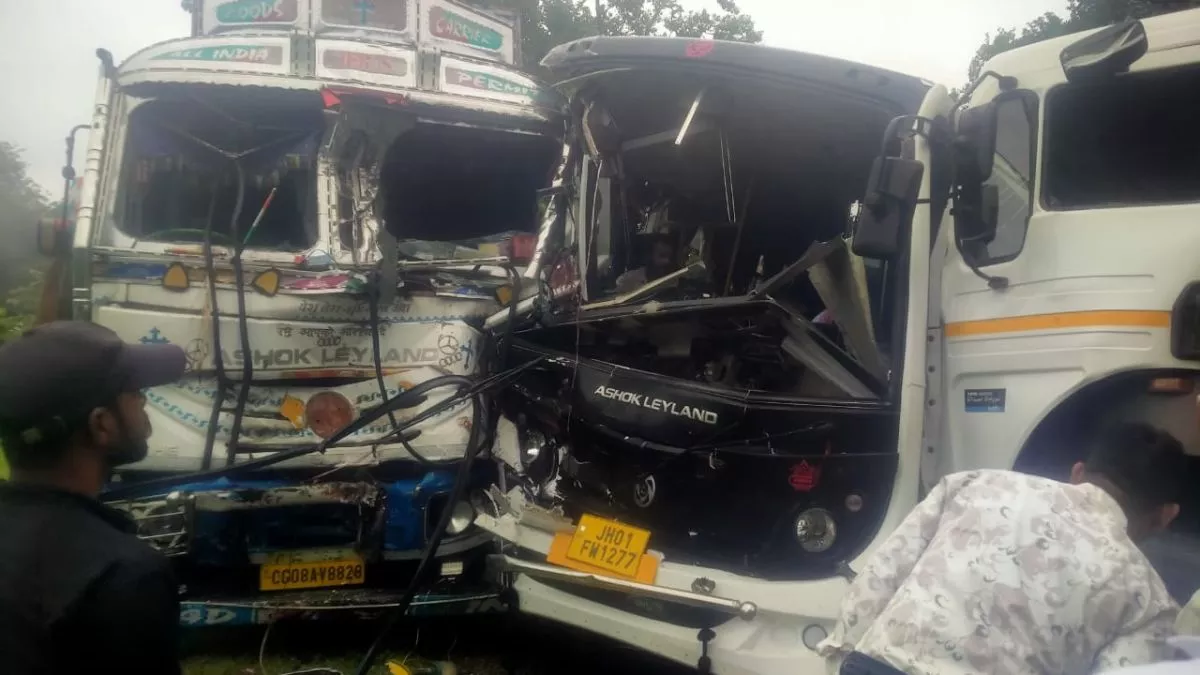 Jharkhand News: सिमडेगा में बस और ट्रक की भीषण टक्कर, एक की हुई मौत और आधा दर्जन घायल