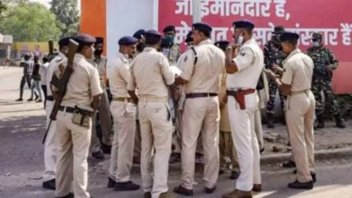 धनबाद में खुद को झामुमो नेता बता रहे युवक ने SI को दी वर्दी उतरवाने की धमकी, थाने में किया जमकर हंगामा