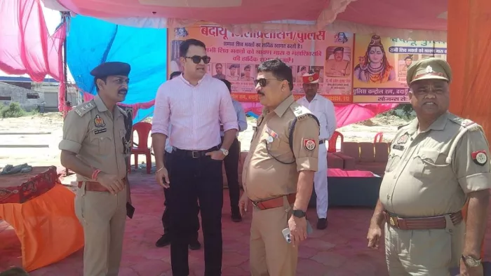 Badaun News: पुलिस सहायता केंद्र का निरीक्षण करते जिलाधिकारी अवनीश राय। जागरण।