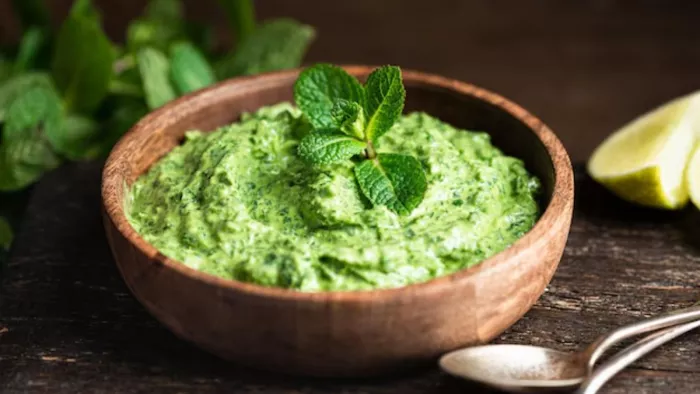 खाने में स्वाद का तड़का लगा देगी ग्रीन चटनी (Image Credit- Freepik)