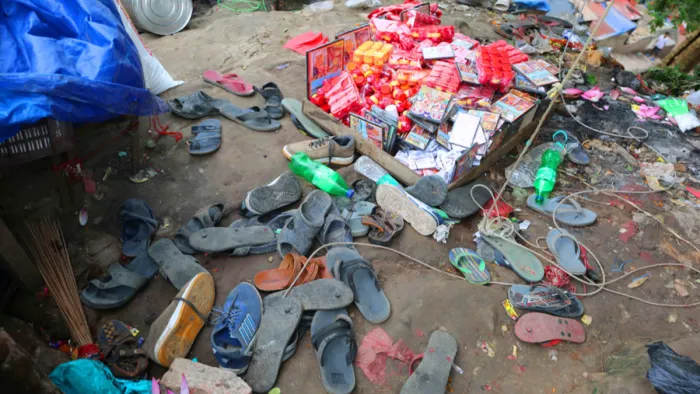 Haridwar Stampede: सीढ़ी मार्ग पर नीचे से मंदिर तक सैकड़ों प्रसाद की संख्या में दुकानें. Jagran