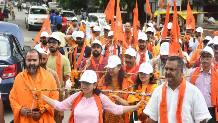 सरसैया घाट से कावड़ यात्रा लेकर परमट स्थित आनंदेश्वर मंदिर जाते आइआइटी छात्र-छात्राएं। जागरण