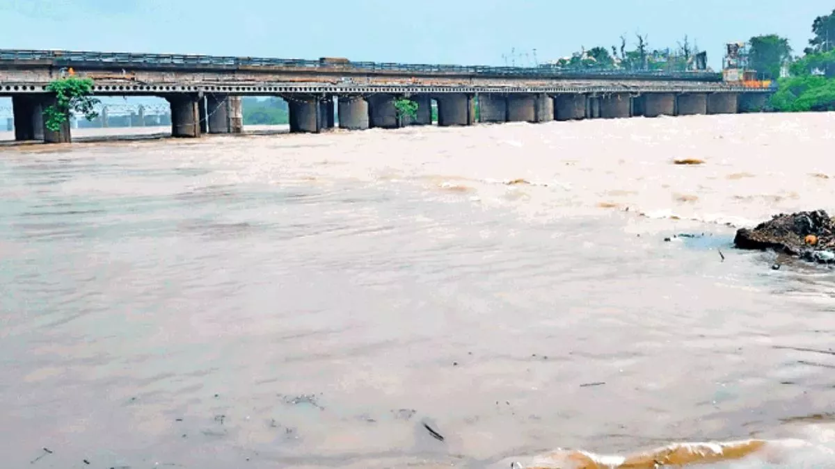 जमशेदपुर में तेज बारिश से मंडराया बाढ़ का संकट, NDRF की टीम तैनात