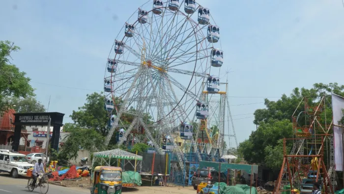 आगरा के सिकंदरा क्षेत्र में कैलाश मेले के लिए लगे झूले।जागरण