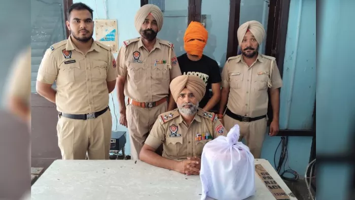 Amritsar News: पांच किलो हेरोइन के साथ गिरफ्तार। फोटो पुलिस