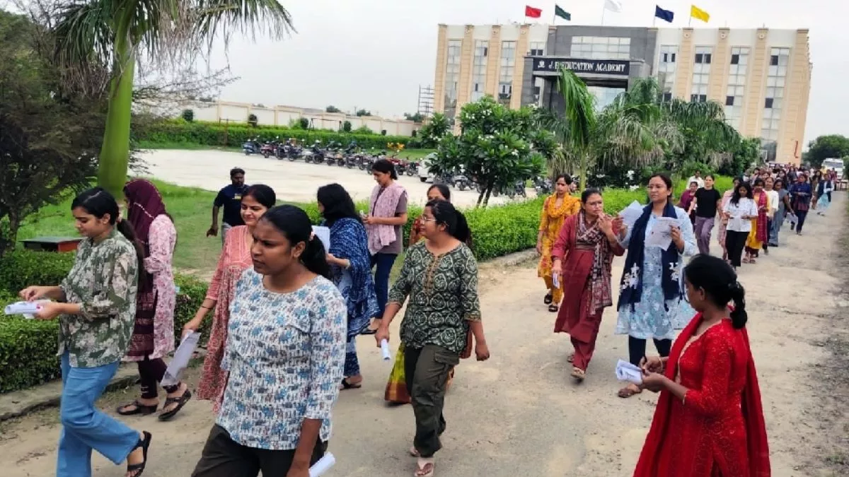 RO/ARO Exam 2025: कन्नौज में 3299 परीक्षार्थियों ने छोड़ी परीक्षा, सिर्फ इतने छात्रों ने दिया एग्जाम