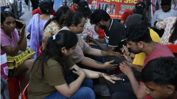 पति की लंबी उम्र के लिए सुहागनों का निर्जला व्रत। जागरण